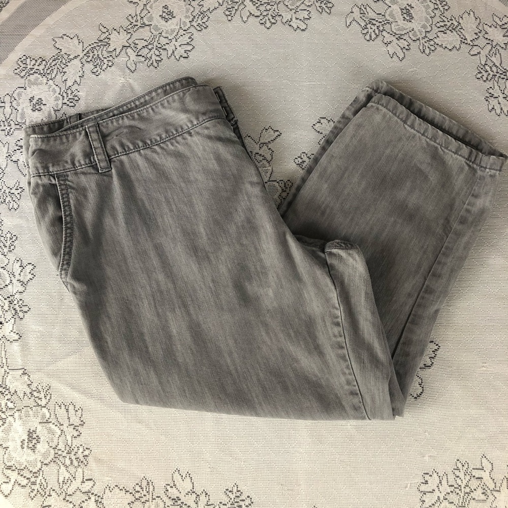 Women’s Apostrophe grey capri pants in size 14